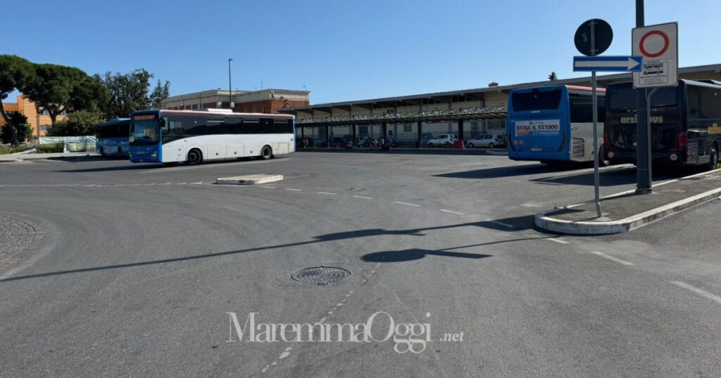 Il piazzale degli autobus alla stazione di Grosseto