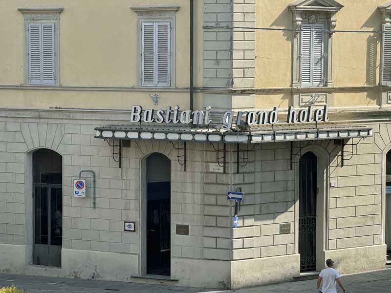 L'ingresso del Grand Hotel Bastiani in piazza Gioberti