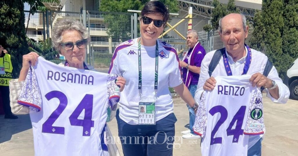Carlotta Robotti, direttrice area marketing della Fiorentina, consegna le maglie a Renzo e Rosanna