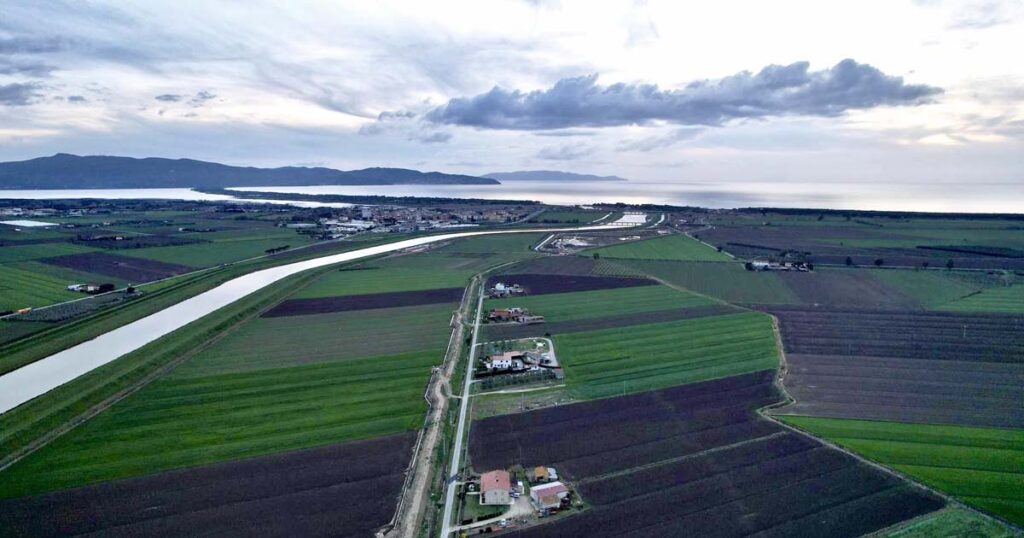 La foce dell'Albegna, il paese di Albinia, la Giannella, l'Argentario e sullo sfondo il Giglio