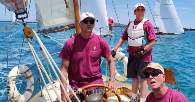 Francesco Maria Costanzo, velista di 12 anni, a bordo di Optimista all'Argentario Sailing Week