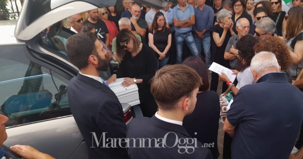 Un momento del funerale del piccolo Giovanni Maria