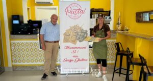 Roberto Delli e Giada con i prodotti dei Pastai di Maremma senza glutine