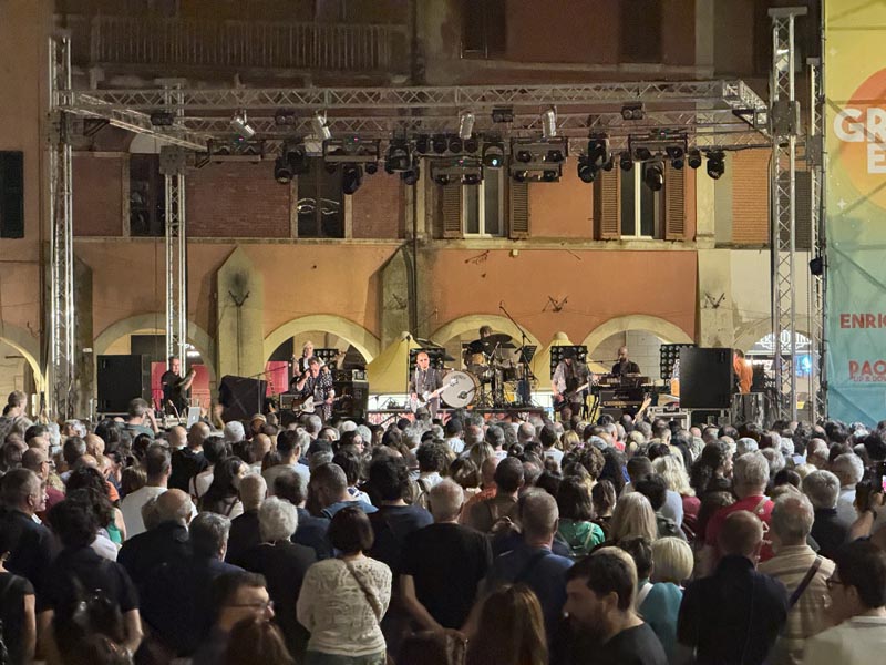 Un'altra immagine del concerto di Enrico Ruggeri