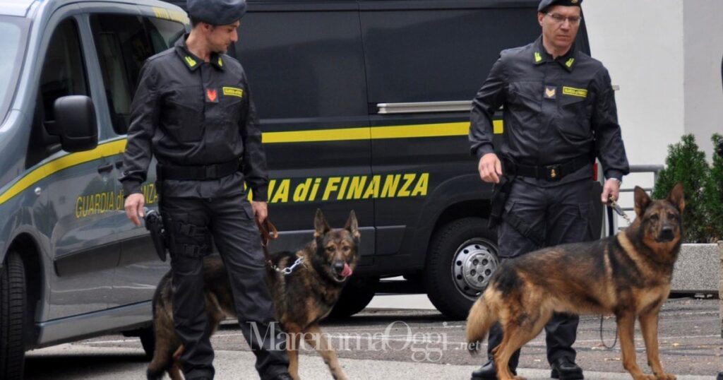 Scoperti 45 evasori totali in Maremma: uomini della Guardia di finanza con i cani