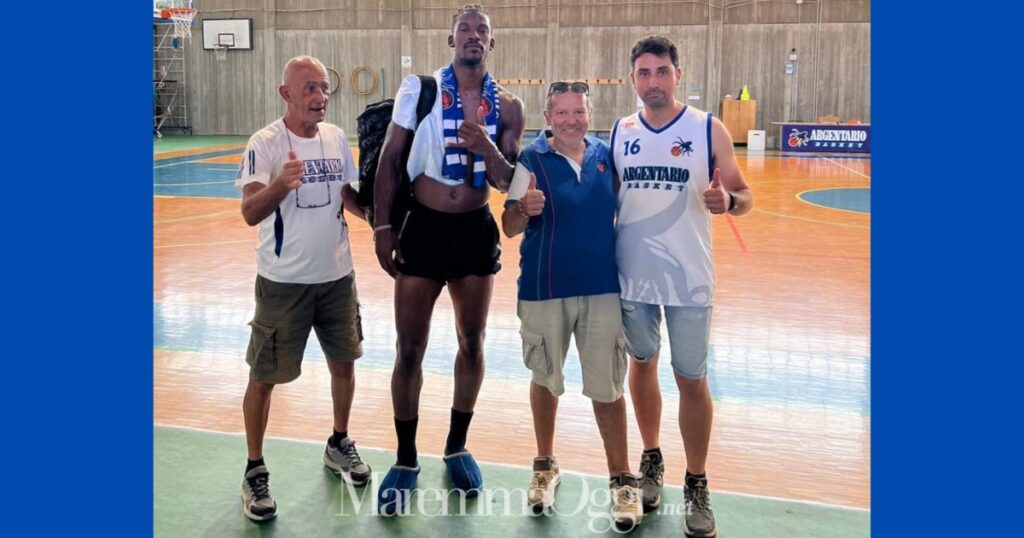 Jimmy Butler con il presidente Roberto Verdile, il vice Marco Giovani e il capitano Mirko Figara al palazzetto di Porto Santo Stefano