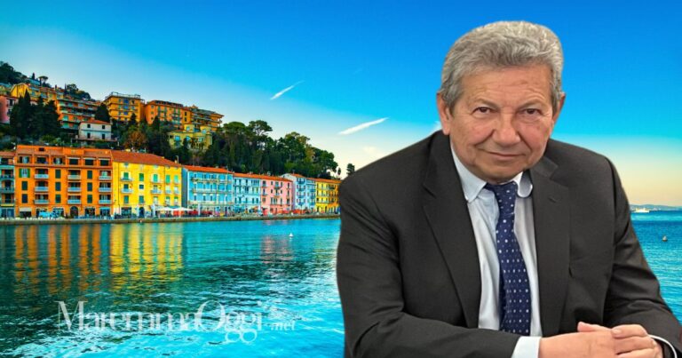 Arturo Cerulli, sindaco di Monte Argentario. Sullo sfondo Porto Santo Stefano