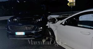 Un'immagine dello scontro fra 2 auto sulla complanare di Paganico