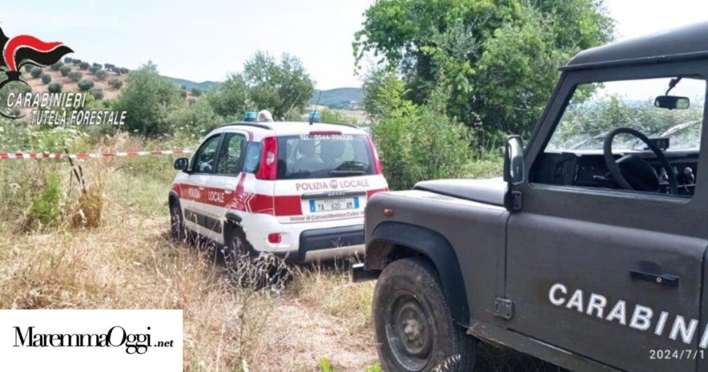 L'auto della polizia locale e quella dei carabinieri forestali davanti all'ingresso della discarica abusiva