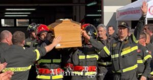Un momento dei funerali di Sergio Bronchini, alla caserma dei vigili del fuoco