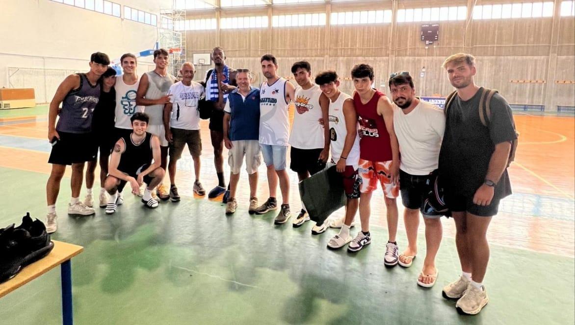 Jimmy Butler con alcuni ragazzi che erano nel campo da basket