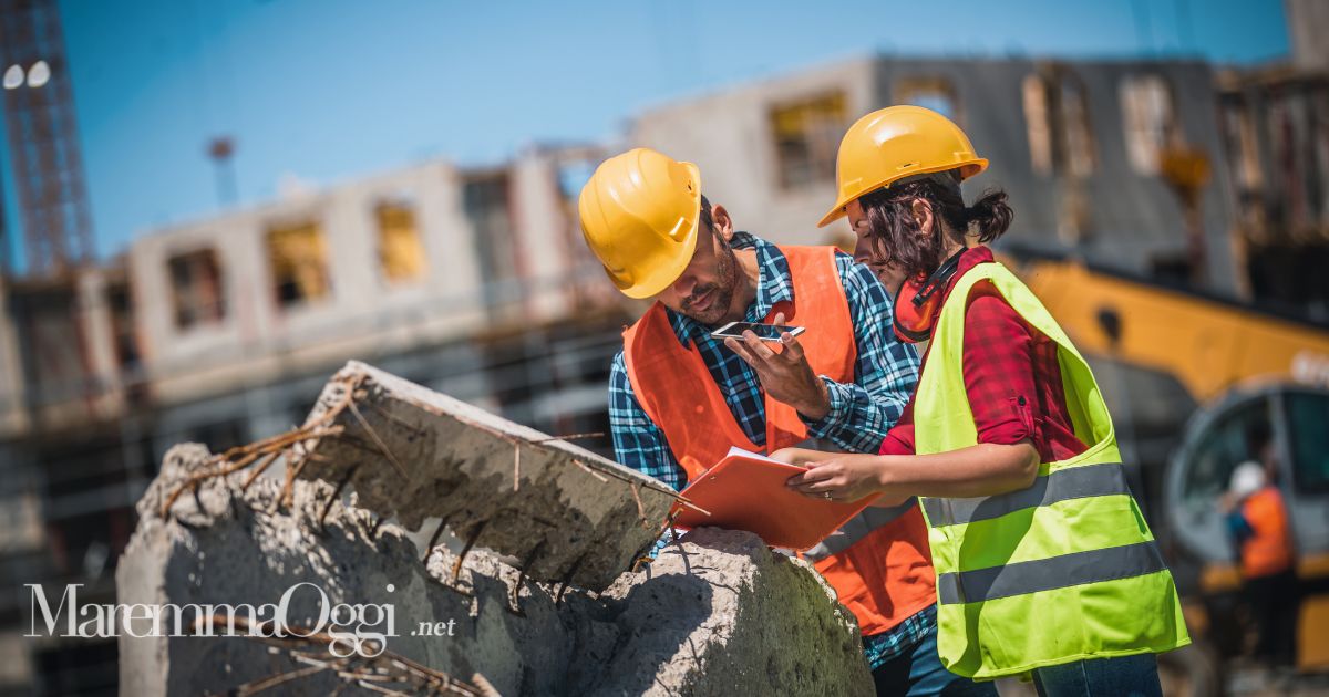 Due tecnici di cantiere al lavoro