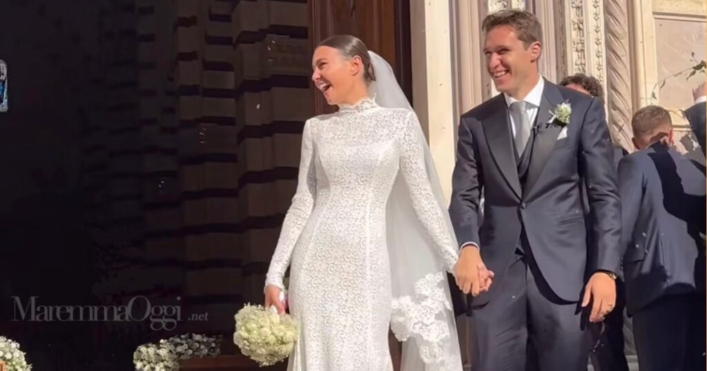 Federico Chiesa e Lucia Bramani all'uscita dal Duomo di Grosseto (foto Ezio Cairoli)