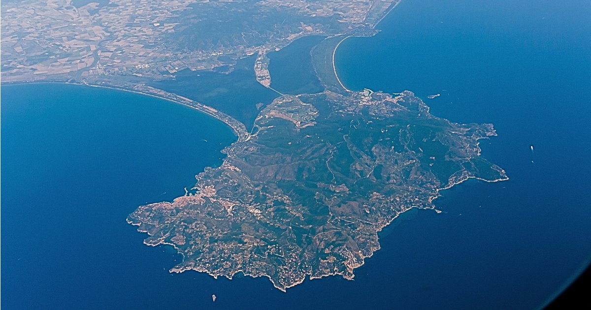 Una veduta aerea di Monte Argentario