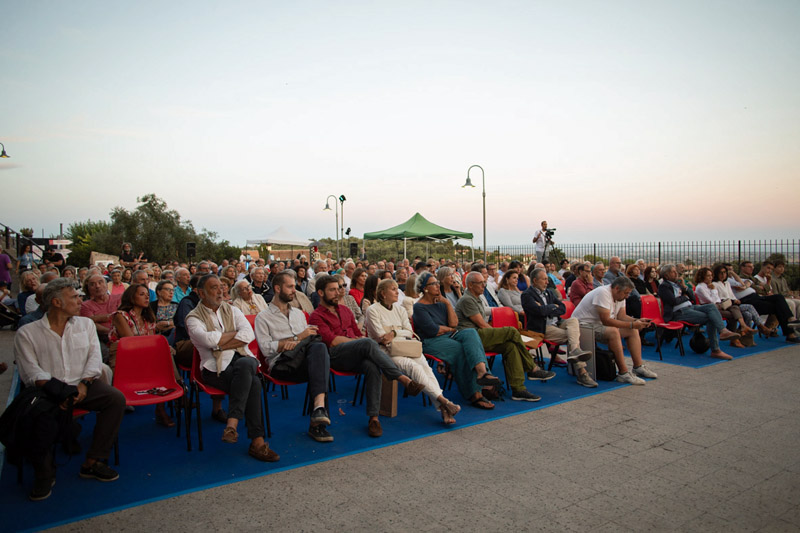 La terrazza Capalbio Libri in piazza dei Pini gremita in una serata del festival 2023