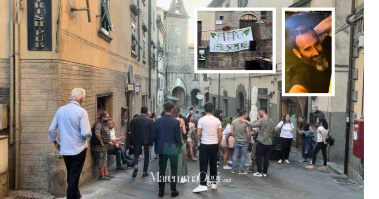 La gente davanti al The Wish pub per la riapertura. Nei riquadri lo striscione per Gonippo "Pippo" Bramerini e una sua immagine