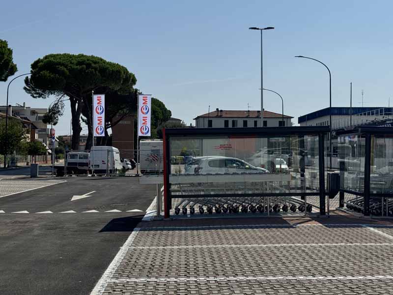 Il parcheggio del nuovo supermercato Eni