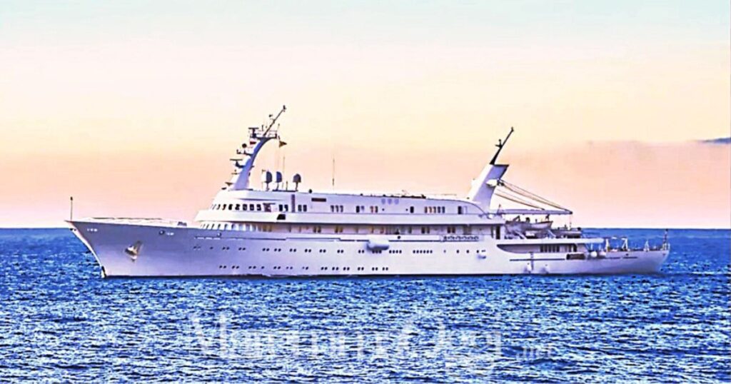 Il mega yacht Atlantis II davanti a Porto Ercole