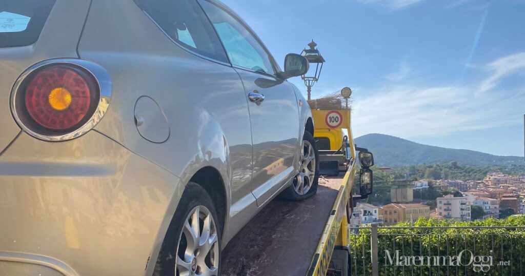 L'auto recuperata dal carroattrezzi di Aci Pazzaglia