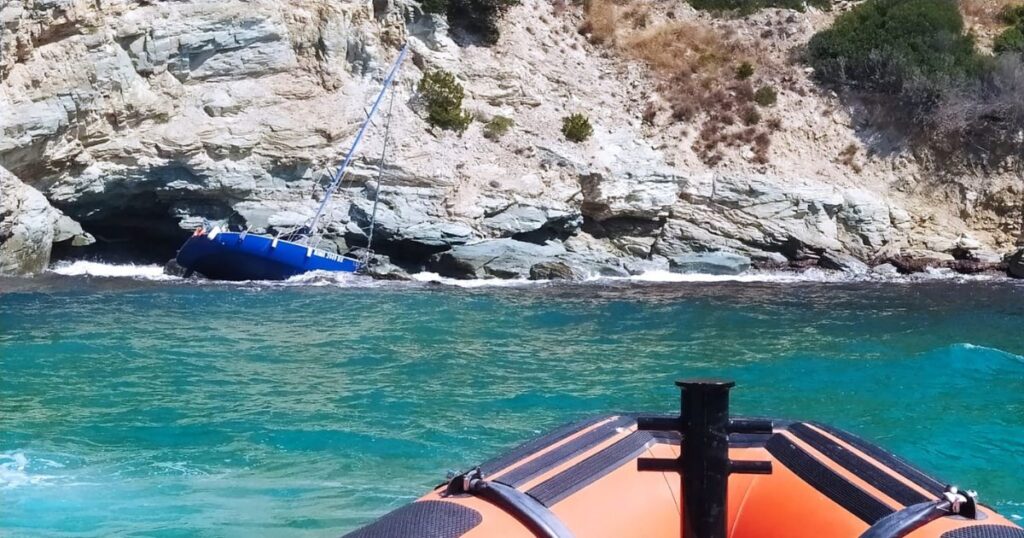 La barca incagliata sugli scogli e l'arrivo dei soccorsi della Capitaneria di Porto Santo Stefano