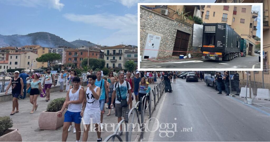 Turisti verso lo stadio del Turchese in attesa della sfilata e del Palio, nel riquadro una delle power station di Enel