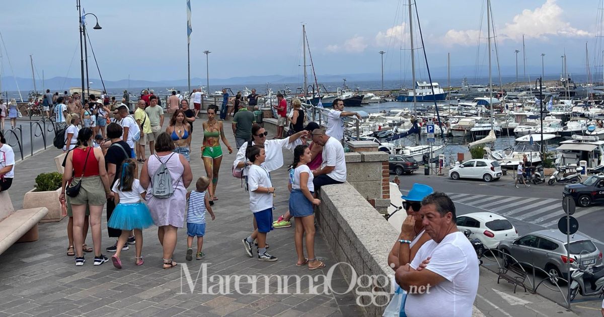 Porto Santo Stefano piena di turisti in attesa del Palio