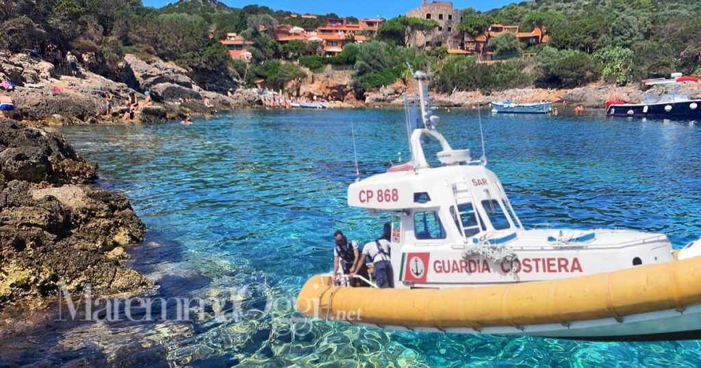 Cala Spalmatoio all'isola di Giannutri e un battello della Capitaneria di porto di Porto Santo Stefano