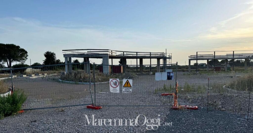 Il cantiere del distributore della Canestrelli Petroli alla rotonda di via Aurelia Nord