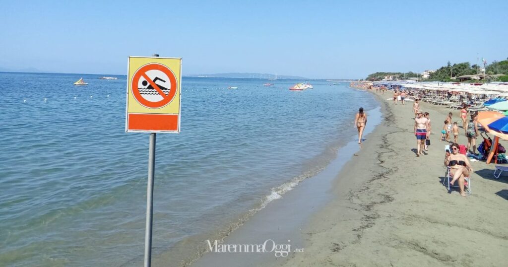 Divieto di balneazione a Follonica: lo specchio di mare senza nessuno in acqua