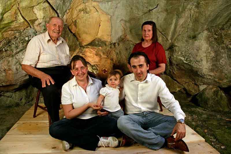 In una foto di qualche anno fa Simone e Angela con la prima figlia. Alle spalle Duilio Fiorini e la moglie Asia Brugi