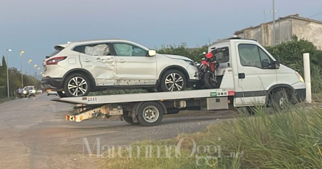 L'auto e la moto della ragazza sul carroattrezzi in via OrcagnaL'auto e la moto della ragazza sul carroattrezzi in via OrcagnaL'auto e la moto della ragazza sul carroattrezzi in via Orcagna