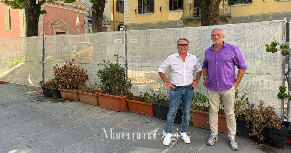 Gli assessori Riccardo Ginanneschi e Bruno Ceccherini davanti al cantiere in centro storico