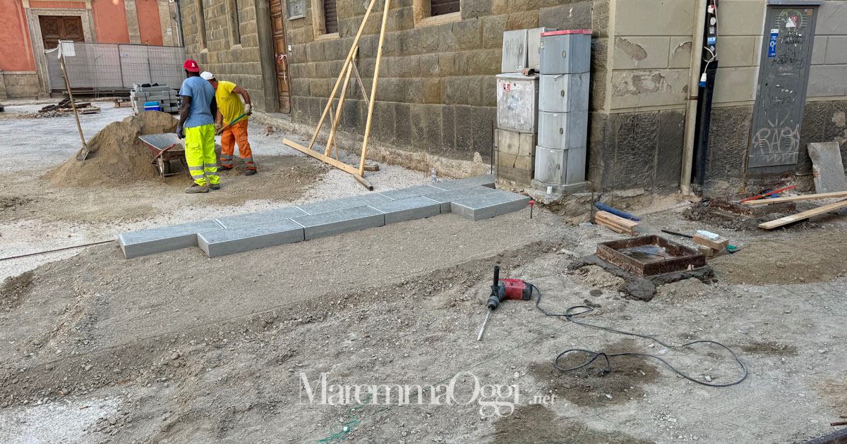 In lavori di posa delle pietre in piazza Martiri d'Istia