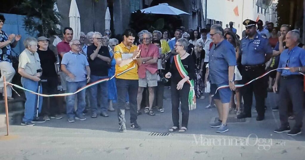 Il taglio del nastro nella nuova piazza di Montorgiali, con la sindaca Maria Bice Ginesi