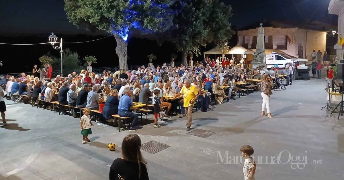 La cena dei montorgialesi all'estero nella piazza del paese