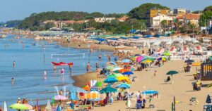 Fa il bagno e annega. Bagnanti nella zona di Pratoranieri a Follonica