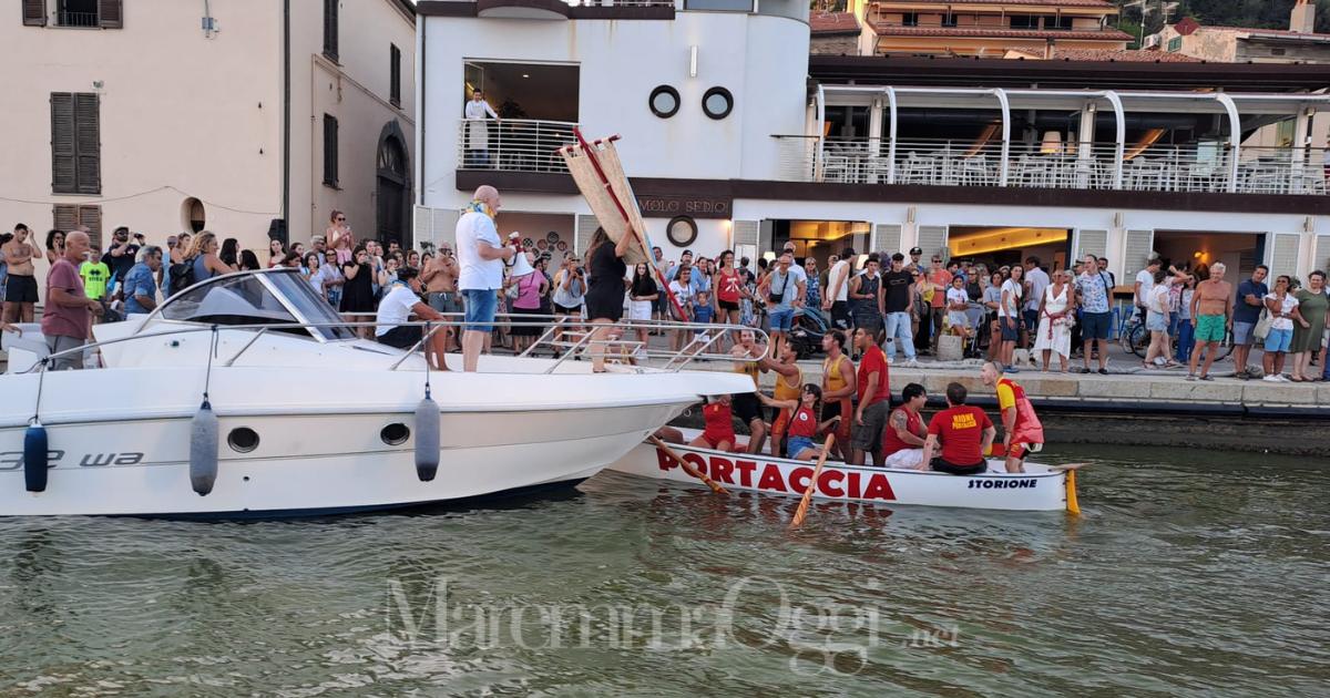 Giancarlo Farnetani consegna il Palio alla Portaccia