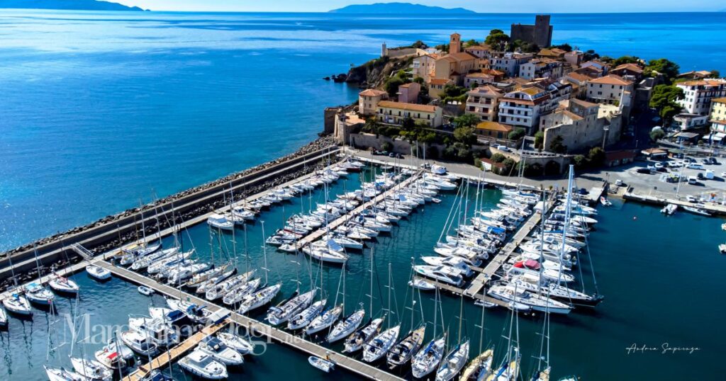 Talamone e il suo porto in una splendida immagine di Andrea Sapienza