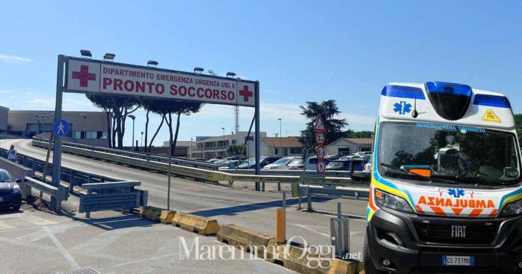 Il pronto soccorso dell'ospedale di Grosseto e un'ambulanza della Misericordia