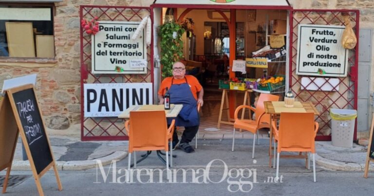 Sandro Maggiorani davanti al suo negozio a Castiglione