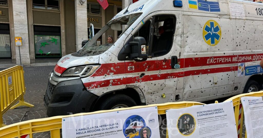 L'ambulanza mitragliata in piazza del Duomo a Grosseto