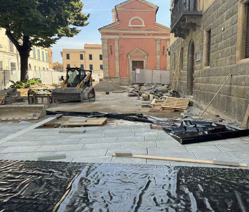 Il cantiere vuoto in piazza Martiri d'Istia