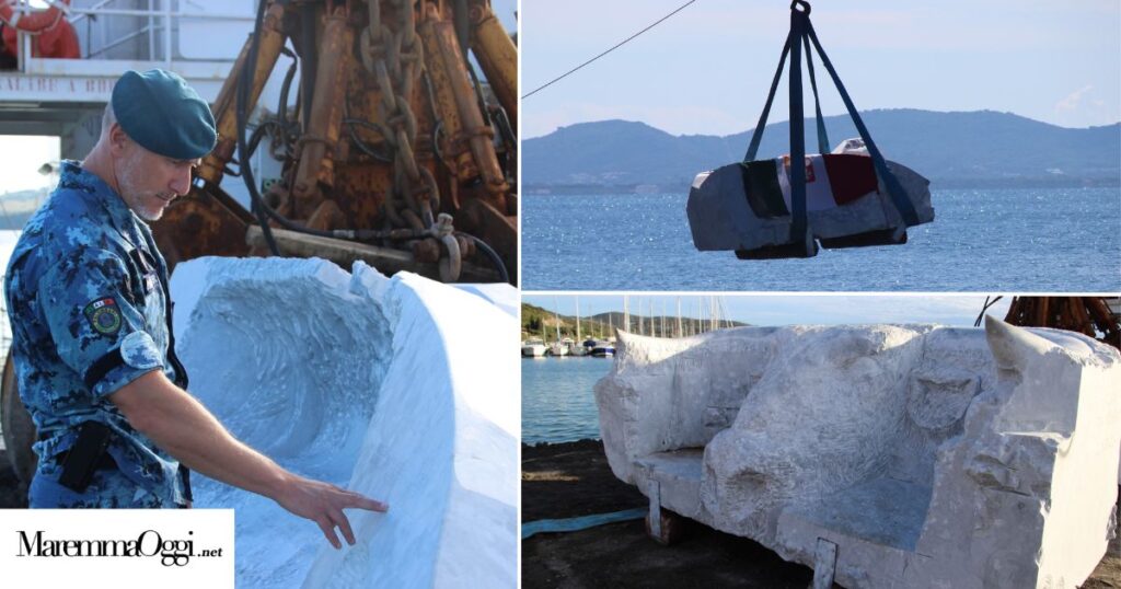 La scultura con la dedica a Pietro Stipa calata in mare