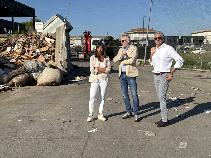 Erika Vanelli, Guido Rustichini e Gianluca Paglia al centro di raccolta di via Zaffiro