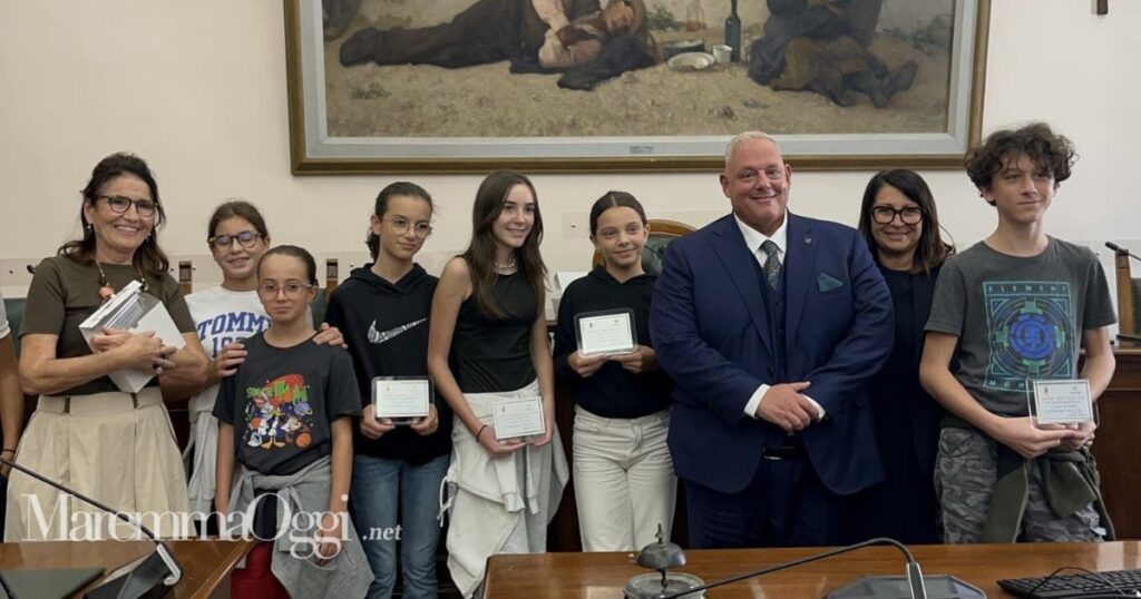 Gli studenti premiati con l'assessora Angela Amante e il sindaco Vivarelli Colonna