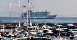 Una crociera all'ancora fuori da Porto Santo Stefano