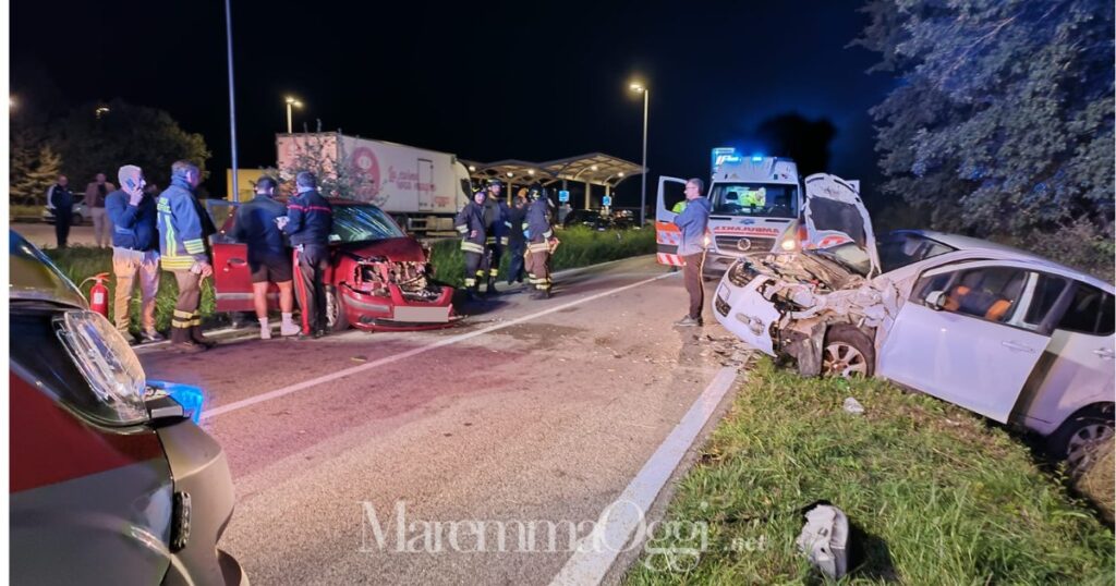 Le due auto dopo lo scontro frontale sulla provinciale del Cipressino