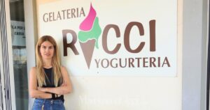 Martina Gazzarri davanti alla Gelateria Ricci, a Follonica