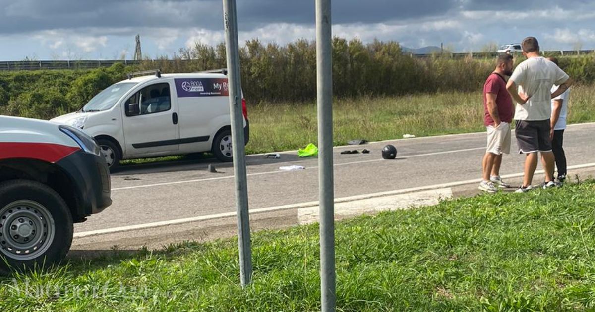 Il casco dell'uomo sullo scooter e il furgoncino coinvolto