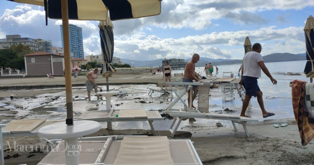 Balneari al lavoro sulla spiaggia di Follonica dopo la violenta pioggia di domenica notte, ora arriva il divieto di balneazione